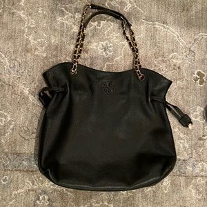Tory burch beauty! Gold hardware and black leather 😮 great condition perfect